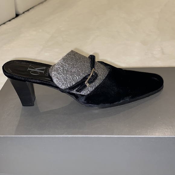Calvin Klein black velvet evening shoes - Picture 2 of 7